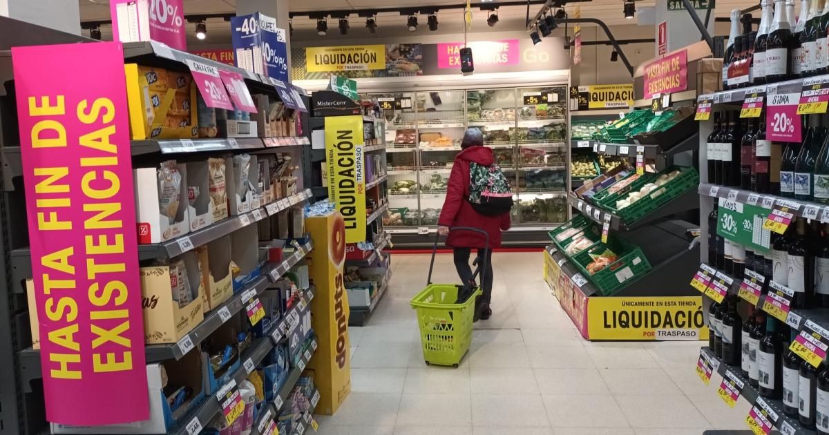 El DIA de la transición: la cadena de supermercados vacía sus tiendas para  Alcampo en espera de la decisión de la CNMC